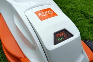 Rasaerba a batteria Stihl RMA 235 con larghezza di taglio da 33cm