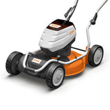 Rasaerba a batteria trazionato Stihl RMA 2 RPV mulching professionale.