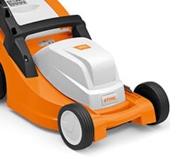 Rasaerba elettrico Stihl RME 443 C da 1500W e larghezza di taglio da 41cm.