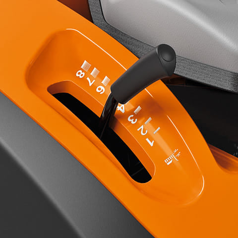 Trattorino rasaerba rider Stihl RT 4082 con cambio idrostatico e sacco di raccolta.