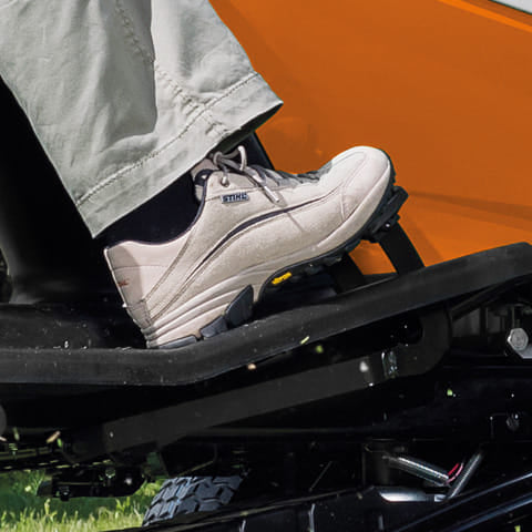 Trattorino rasaerba a scarico laterale Stihl RT 4097 SX con cambio idrostatico.