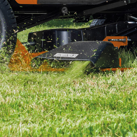 Trattorino rasaerba a scarico laterale Stihl RT 4097 SX con cambio idrostatico.