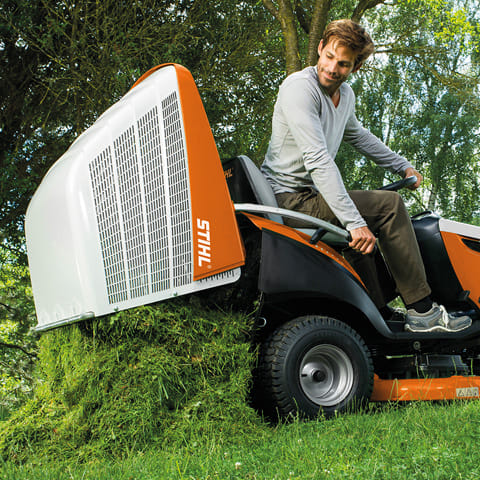 Trattorino rasaerba a scoppio Stihl RT 5112 Z con sistema di raccolta