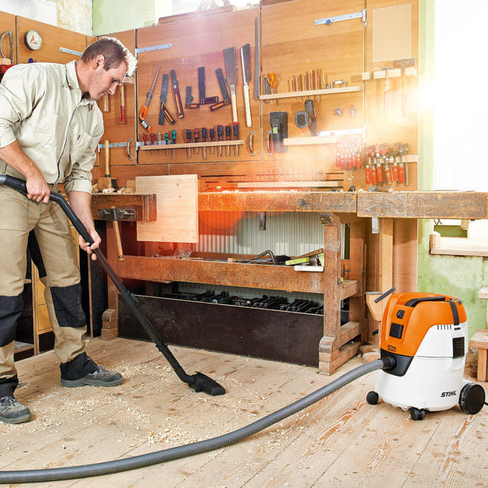 Aspiratore elettrico Stihl SE 62 E per solidi e liquidi da 1,4kW con raccoglitore da 20lt.