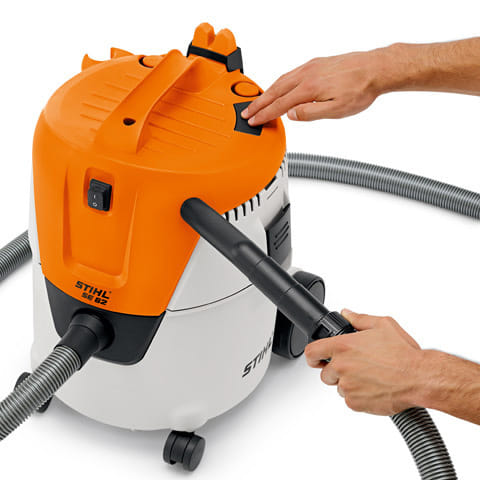 Aspiratore elettrico Stihl SE 62 E per solidi e liquidi da 1,4kW con raccoglitore da 20lt.