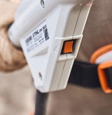 Abbacchiatore Stihl SPA 130 a batteria da 2,6kg con asta fissa da 220cm.