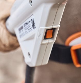 Abbacchiatore Stihl SPA 140 a batteria da 3,1kg con asta telescopica.