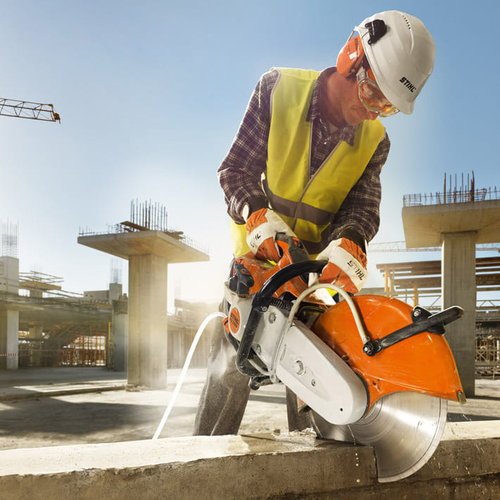 Troncatrice a iniezione Stihl TS 500i innovativa con sistema a iniezione e disco di taglio da 35cm.