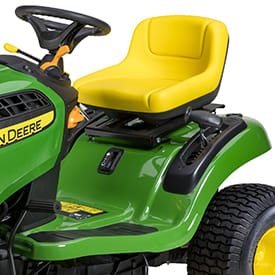 Trattorino rasaerba a scarico laterale John Deere X127 da 656cc con piatto di taglio da 107cm.