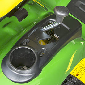 Trattorino rasaerba a scarico laterale John Deere X127 da 656cc con piatto di taglio da 107cm.