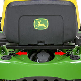 Trattorino rasaerba a scarico laterale John Deere X127 da 656cc con piatto di taglio da 107cm.