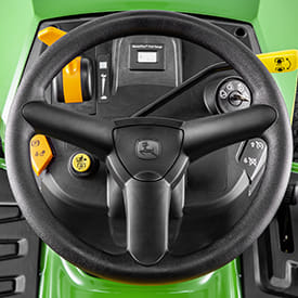 Trattorino rasaerba a scarico laterale John Deere X127 da 656cc con piatto di taglio da 107cm.