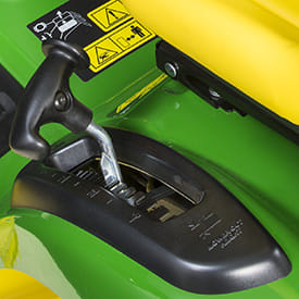 Trattorino rasaerba a scarico laterale John Deere X127 da 656cc con piatto di taglio da 107cm.