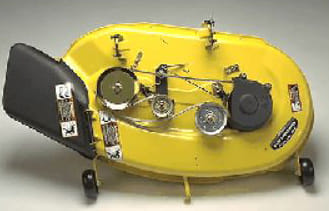 Trattorino rasaerba a scarico laterale John Deere X127 da 656cc con piatto di taglio da 107cm.