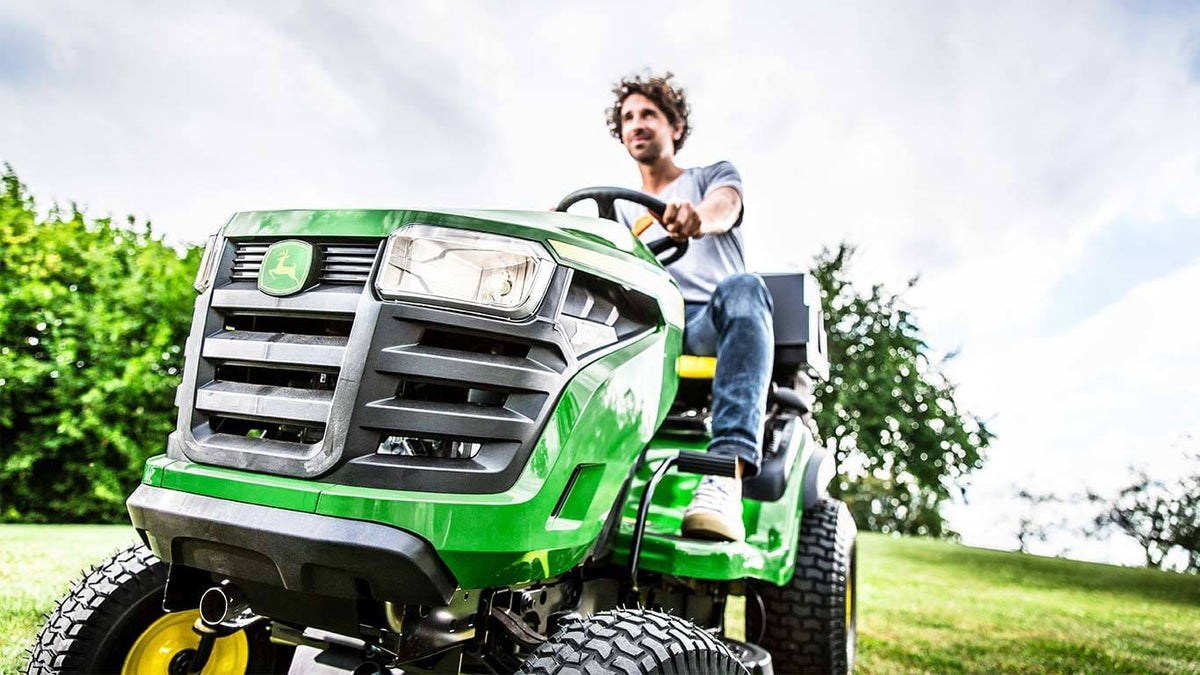 Trattorino rasaerba a scarico laterale John Deere X127 da 656cc con piatto di taglio da 107cm.