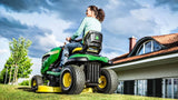 Trattorino rasaerba a scarico laterale John Deere X127 da 656cc con piatto di taglio da 107cm.