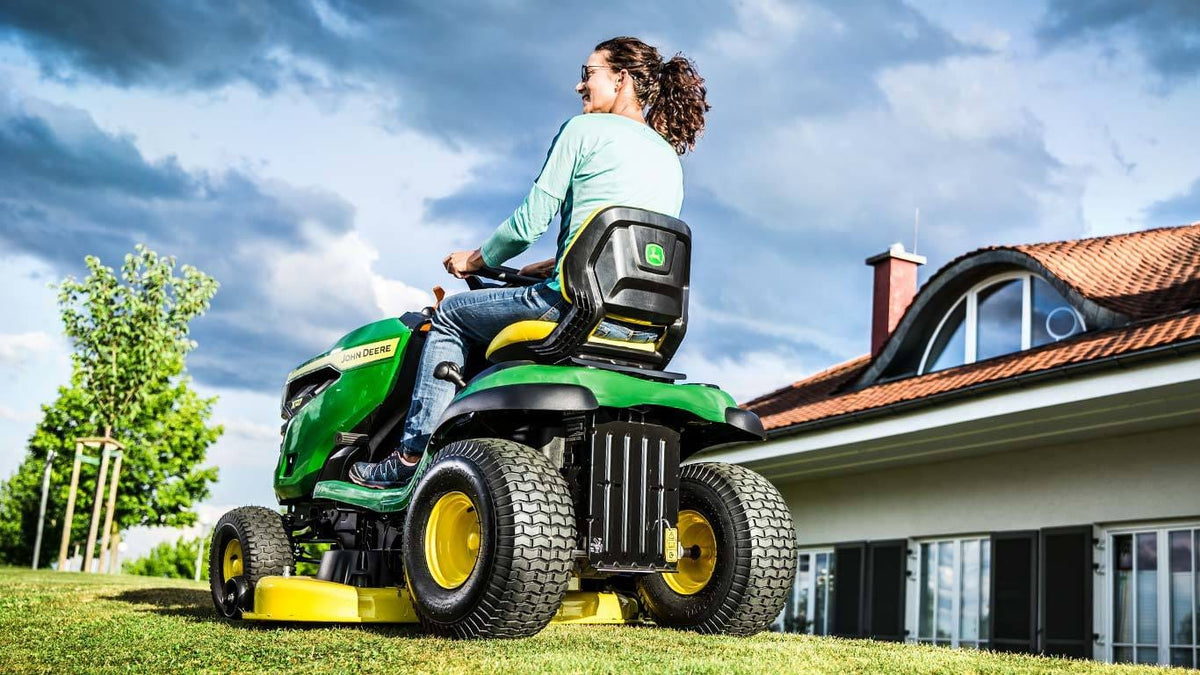 Trattorino rasaerba a scarico laterale John Deere X127 da 656cc con piatto di taglio da 107cm.