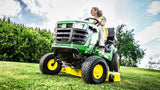 Trattorino rasaerba a scarico laterale John Deere X127 da 656cc con piatto di taglio da 107cm.