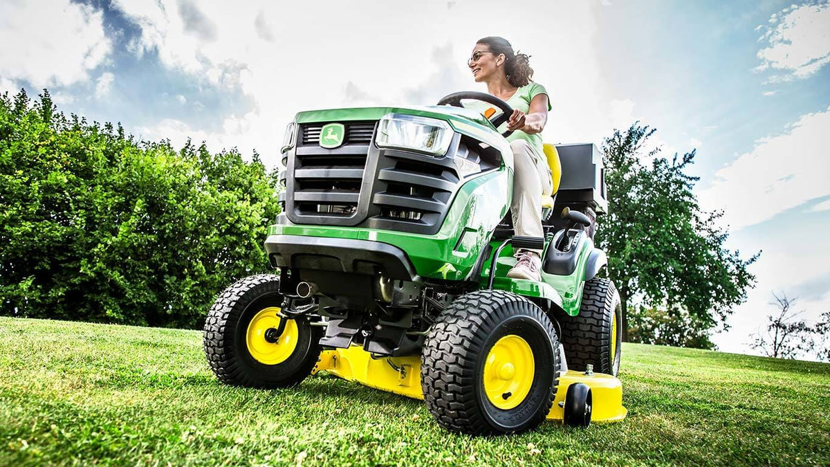 Trattorino rasaerba a scarico laterale John Deere X127 da 656cc con piatto di taglio da 107cm.