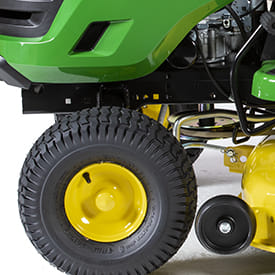 Trattorino rasaerba a scarico laterale John Deere X127 da 656cc con piatto di taglio da 107cm.