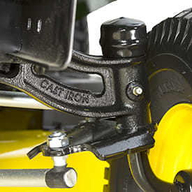 Trattorino rasaerba a scarico laterale John Deere X127 da 656cc con piatto di taglio da 107cm.