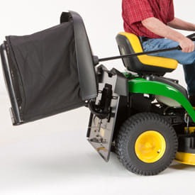 Trattorino rasaerba con raccolta John Deere X147 R con motore da 656cm3