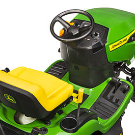 Trattorino rasaerba con raccolta John Deere X147 R con motore da 656cm3