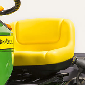 Trattorino rasaerba con raccolta John Deere X147 R con motore da 656cm3