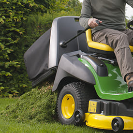 Trattorino rasaerba con raccolta John Deere X147 R con motore da 656cm3