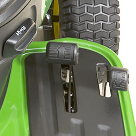 Trattorino rasaerba a scarico laterale John Deere X167 da 724cc con piatto di taglio da 122cm.