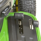 Trattorino rasaerba a scarico laterale John Deere X167 da 724cc con piatto di taglio da 122cm.
