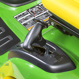 Trattorino rasaerba a scarico laterale John Deere X167 da 724cc con piatto di taglio da 122cm.