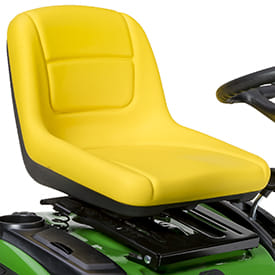 Trattorino rasaerba a scarico laterale John Deere X167 da 724cc con piatto di taglio da 122cm.