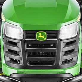 Trattorino rasaerba a scarico laterale John Deere X167 da 724cc con piatto di taglio da 122cm.