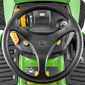 Trattorino rasaerba a scarico laterale John Deere X167 da 724cc con piatto di taglio da 122cm.