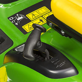 Trattorino rasaerba a scarico laterale John Deere X167 da 724cc con piatto di taglio da 122cm.