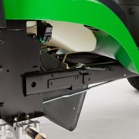 Trattorino rasaerba a scarico laterale John Deere X167 da 724cc con piatto di taglio da 122cm.