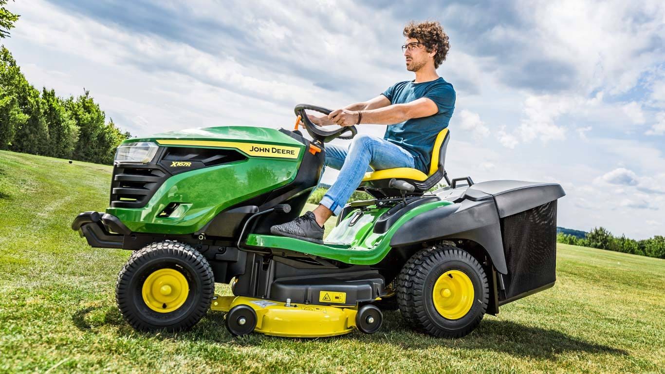 Trattorino rasaerba con raccolta John Deere X167 R con motore da 656cm3