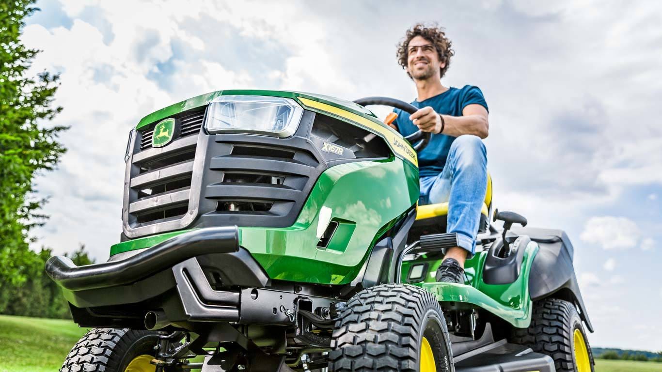 Trattorino rasaerba con raccolta John Deere X167 R con motore da 656cm3