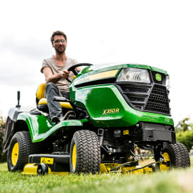 Trattorino rasaerba con raccolta John Deere X350 R con motore da 726 cc