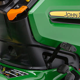 Trattorino rasaerba con raccolta John Deere X350 R con motore da 726 cc