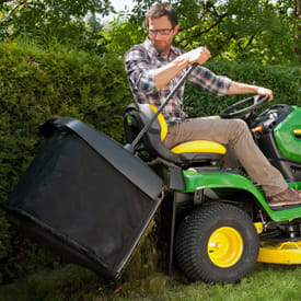 Trattorino rasaerba con raccolta John Deere X350 R con motore da 726 cc