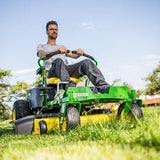 Trattorino rasaerba a scarico laterale John Deere Z335 E a sterzata zero da 656cm3 con piatto di taglio da 107cm.