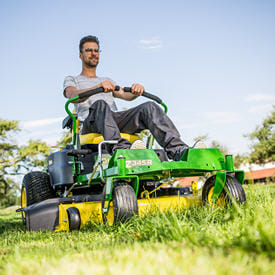 Trattorino rasaerba a scarico laterale John Deere Z335 E a sterzata zero da 656cm3 con piatto di taglio da 107cm.