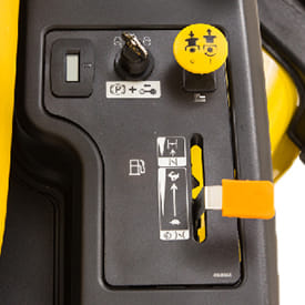 Trattorino rasaerba a scarico laterale John Deere Z335 E a sterzata zero da 656cm3 con piatto di taglio da 107cm.