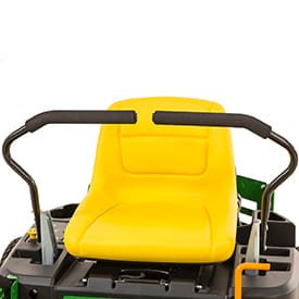 Trattorino rasaerba a scarico laterale John Deere Z335 E a sterzata zero da 656cm3 con piatto di taglio da 107cm.