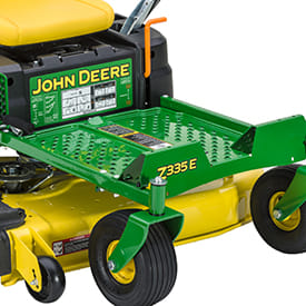 Trattorino rasaerba a scarico laterale John Deere Z335 E a sterzata zero da 656cm3 con piatto di taglio da 107cm.