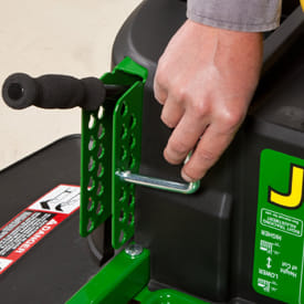 Trattorino rasaerba a scarico laterale John Deere Z335 E a sterzata zero da 656cm3 con piatto di taglio da 107cm.