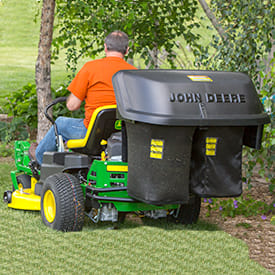 Trattorino rasaerba a scarico laterale John Deere Z335 E a sterzata zero da 656cm3 con piatto di taglio da 107cm.