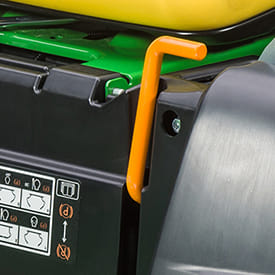 Trattorino rasaerba a scarico laterale John Deere Z515 E a sterzata zero da 708cm3 con piatto di taglio da 122cm.